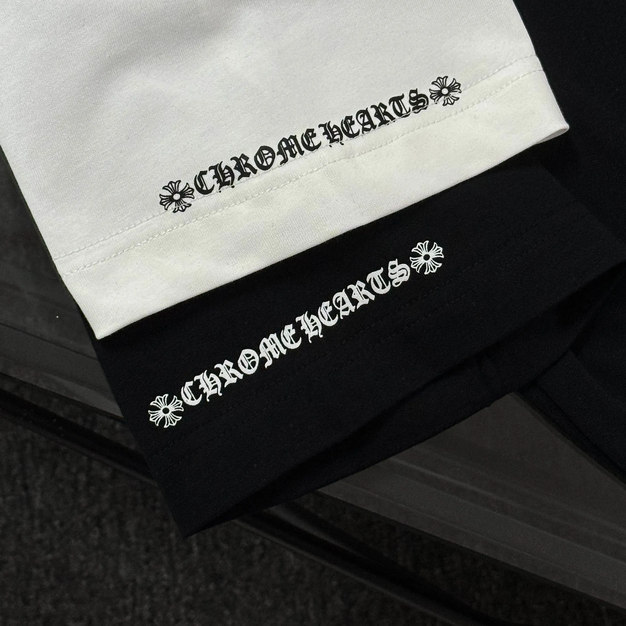 P170 Chrome Hearts Chrome Hearts 25 high-end versions. The fabric is made of 300 grams of high-density pure cotton. It does not deform or shrink. It has three labels. It is the same style for men and women. Technology: Digital printing. Color: White. Black. SIZE: S-XL.